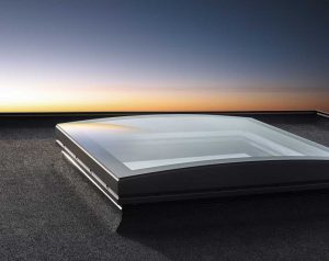 Henke Dachdecker für Stadthagen - Das Velux Flachdach-Fenster Konvex-Glas überzeugt mit elegantem und gleichzeitig funktionalem Design und fügt sich hervorragend in die Dächer von Wohngebäuden und Büros ein.