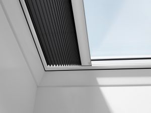 Henke Zimmerei für Rinteln - Nahezu alle innenliegenden Sonnenschutz-Produkte sind elektrisch und solar betrieben erhältlich. Das Design ist dabei sowohl bei Flachdach-Fenstern als auch bei Schrägdach-Fenstern einheitlich.