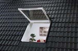 Henke Dachdecker für Stadthagen - Das Velux Wohn- und Ausstiegsfenster bietet einen komfortablen und sicheren Ausstieg auf das Dach sowie einen hervorragenden Wärmedämmwert.