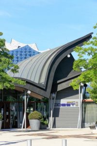 Henke Dachdecker für Rinteln - Die komplexe Dach-Geometrie des Restaurants coast by east wurde mit einer Eindeckung aus Titanzink von VMZINC umgesetzt