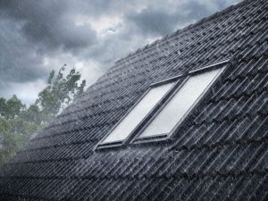 Henke Dachdecker für Stadthagen - Sorgloses Lüften trotz drohendem Regen und Sturm - Zubehör für Velux Dachfenster stellt gutes Raumklima automatisch und sicher her